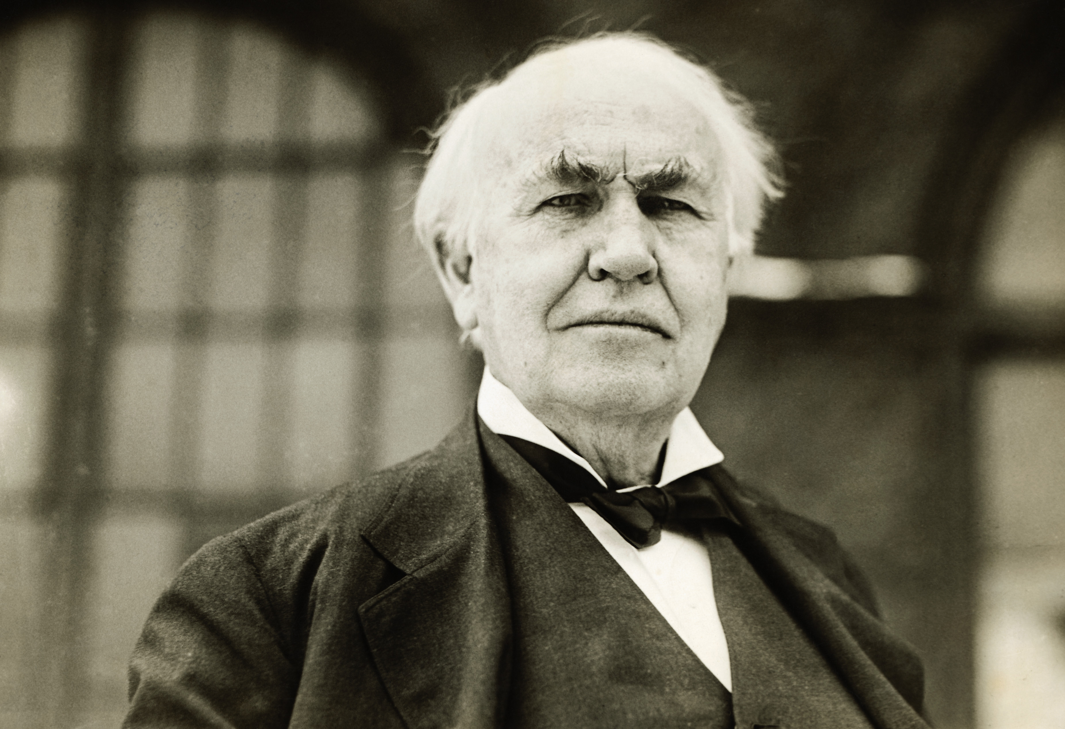 ca. 1890-1931 --- Thomas Edison (1847-1931), was a prolific inventor who was issued over 1,000 patents over his lifetime. --- Image by © Underwood & Underwood/Underwood & Underwood/Corbis